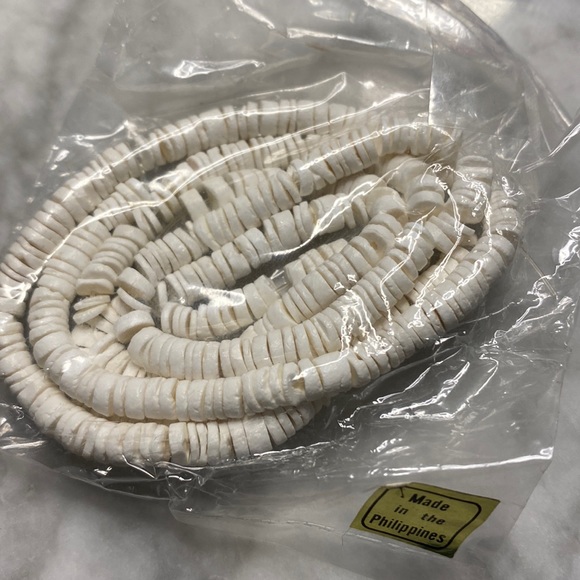 Bead, white litub shell (natural), 2-3mm hand-cut heishi - Picture 1 of 2